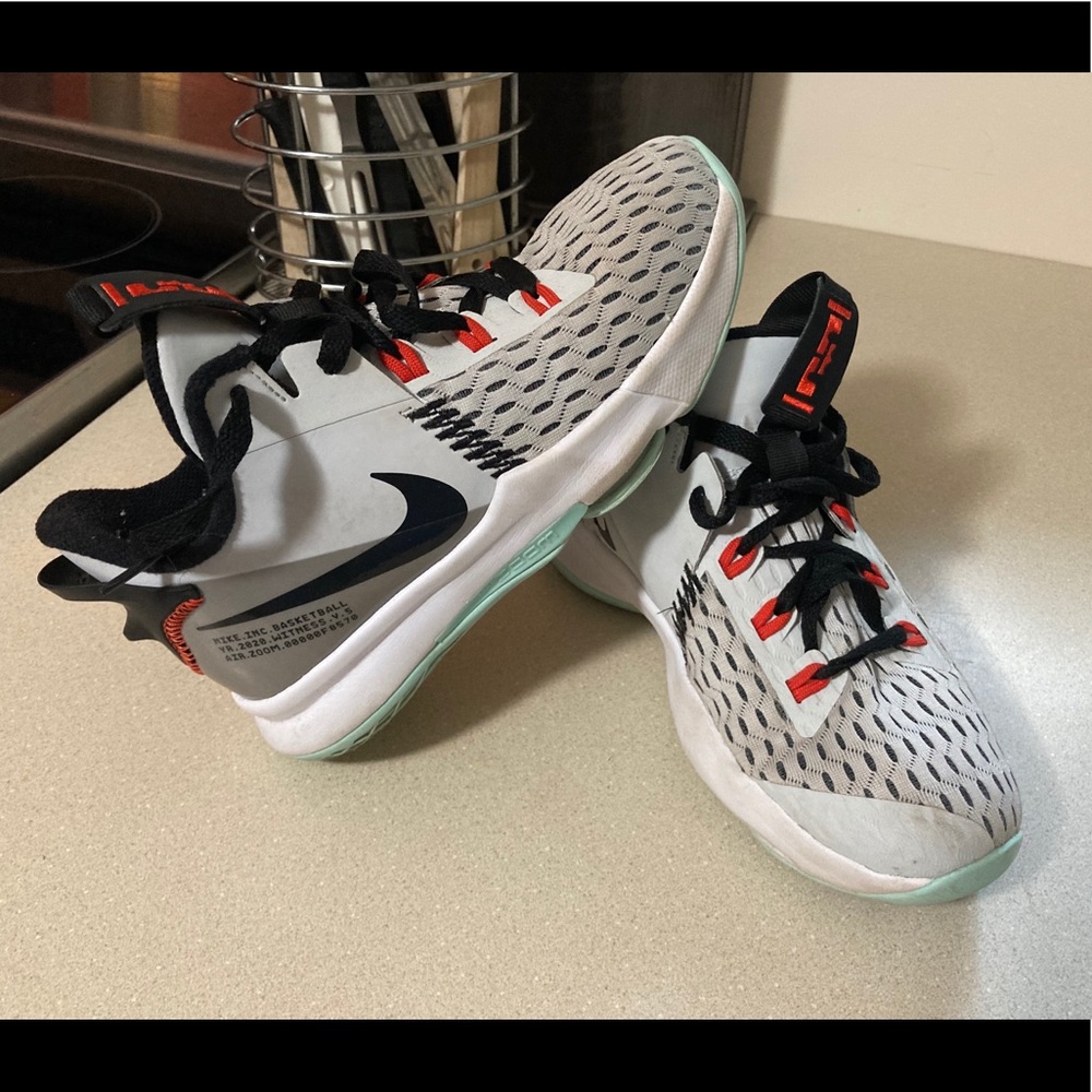 Youth Lebron Witness V (GS) Nike Size 4.5Y